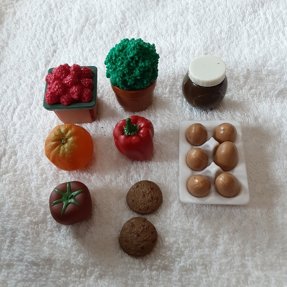 VARIETY OF SMALL DOLL KITCHEN AND BATH ACCESSORIES. - Picture 10 of 10